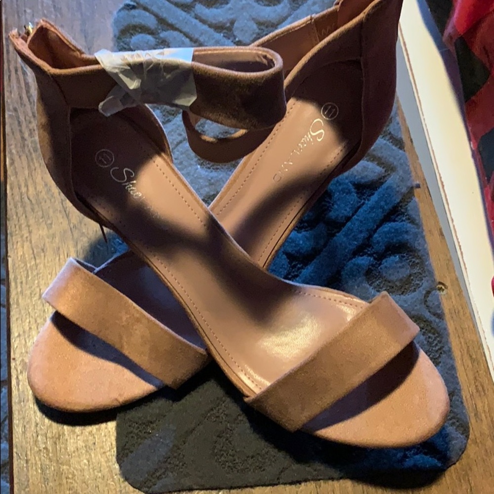 NWOT women’s sandal